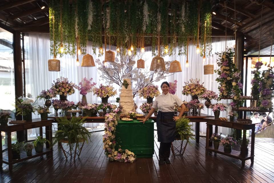 Mesa rústica e romântica