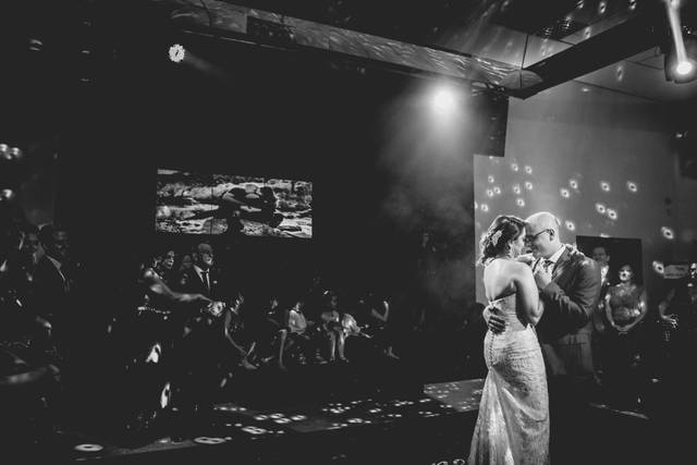 Casal dançando a valsa