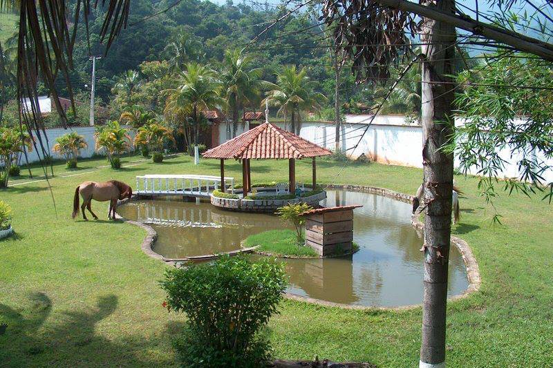 Lago e quiosque