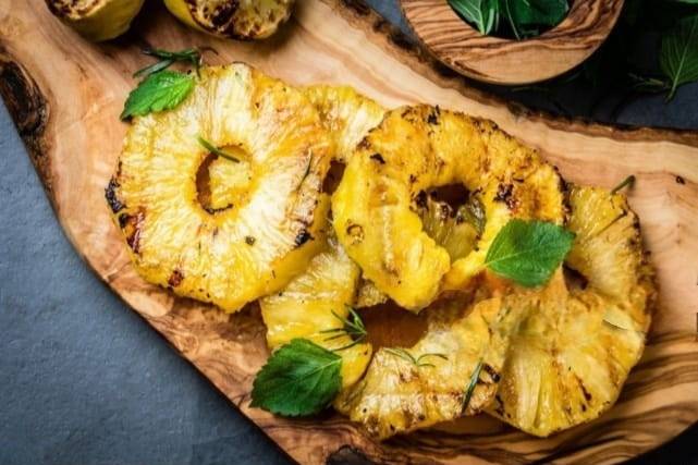 Abacaxi assado caramelizado
