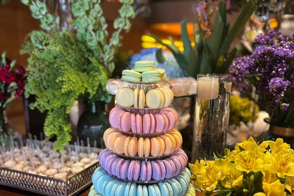 Torre com 112 macarons