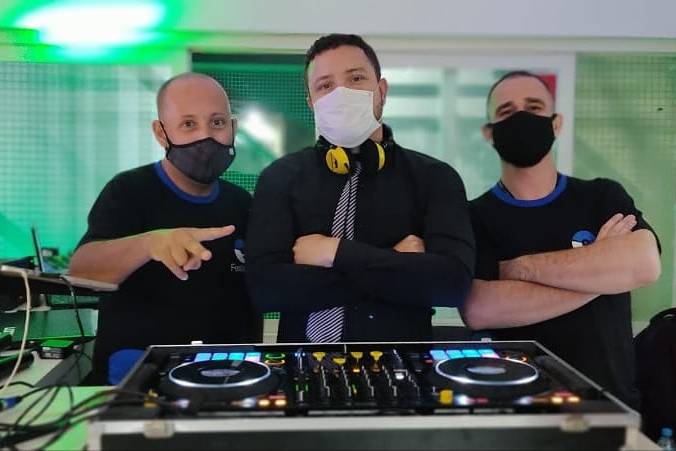 Equipe de DJs Experientes