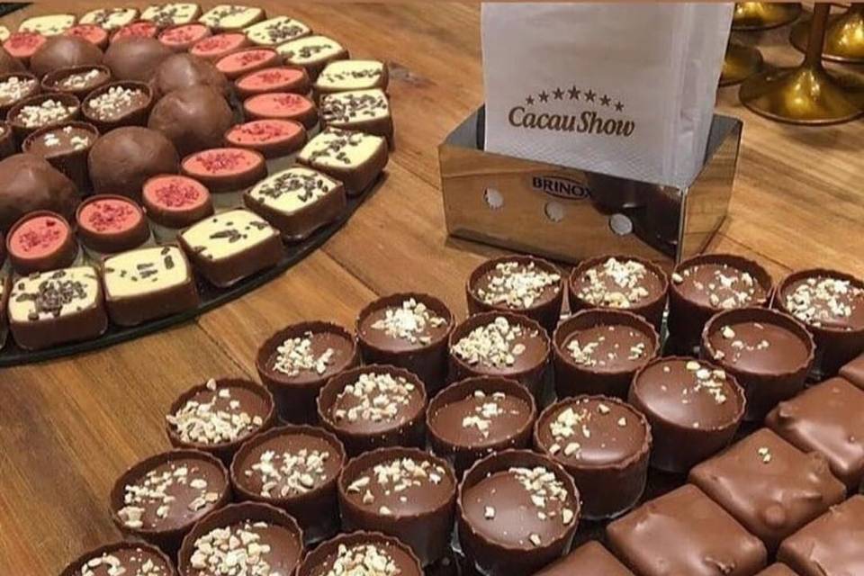 Cacau Delícia Bombons Finos  Festa do chocolate, Bolo de festa