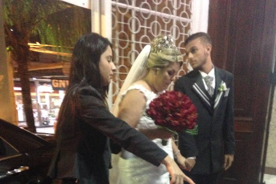 Auxiliando a noiva na entrada