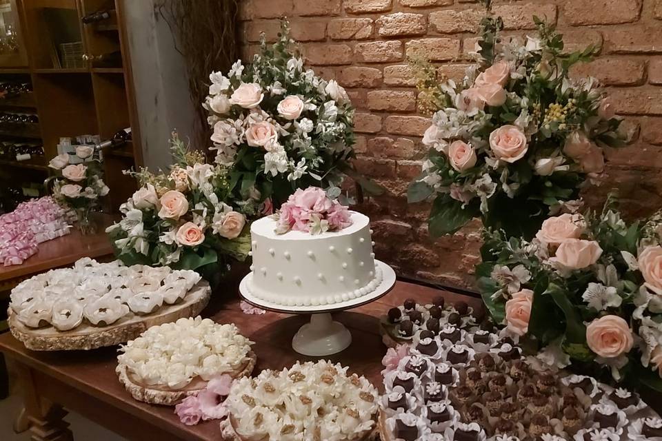 Mesa de doces e bolo