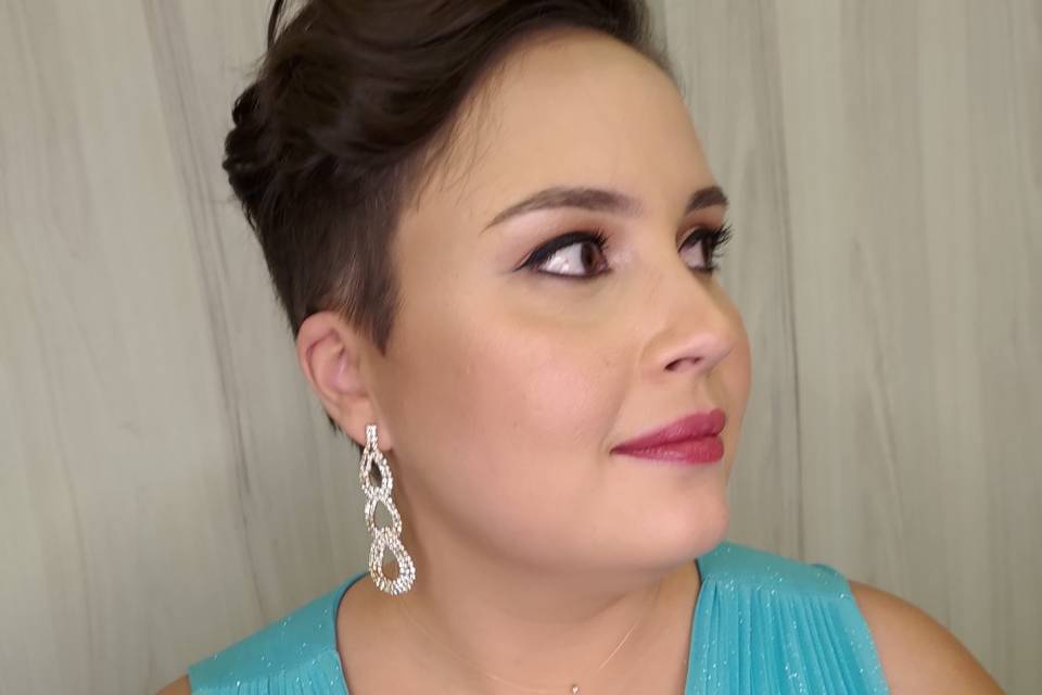 Penteado modelado em cabelo cu