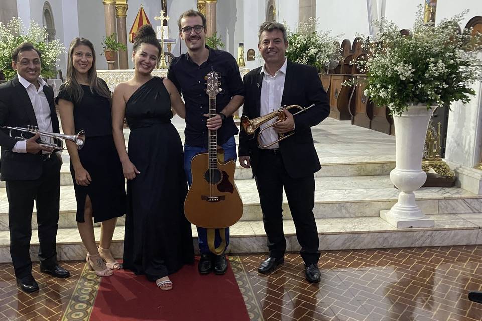 Voz, piano, violão e clarins