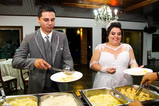 Os noivos se deliciam