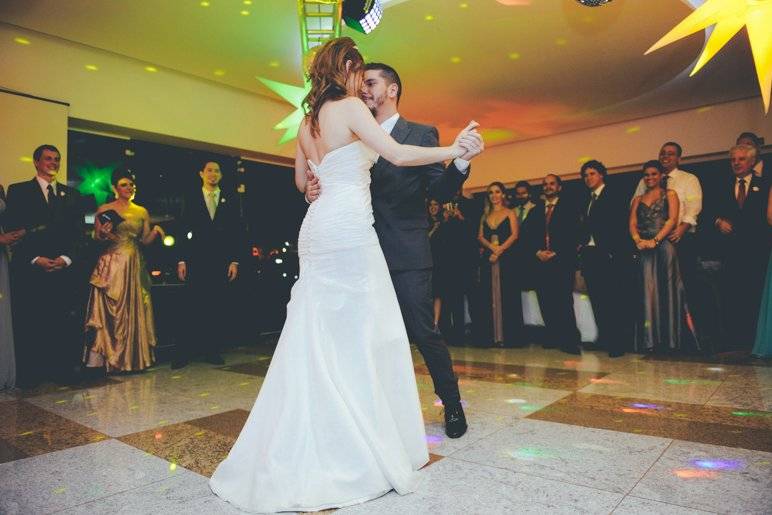 Noiva e noivo dança