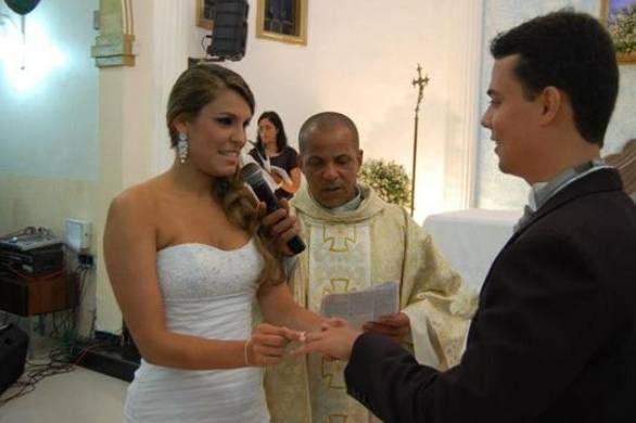 A noiva eo noivo durante a cerimônia
