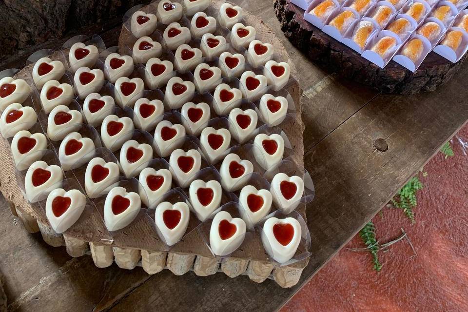 Mesa finalizada com doces mist