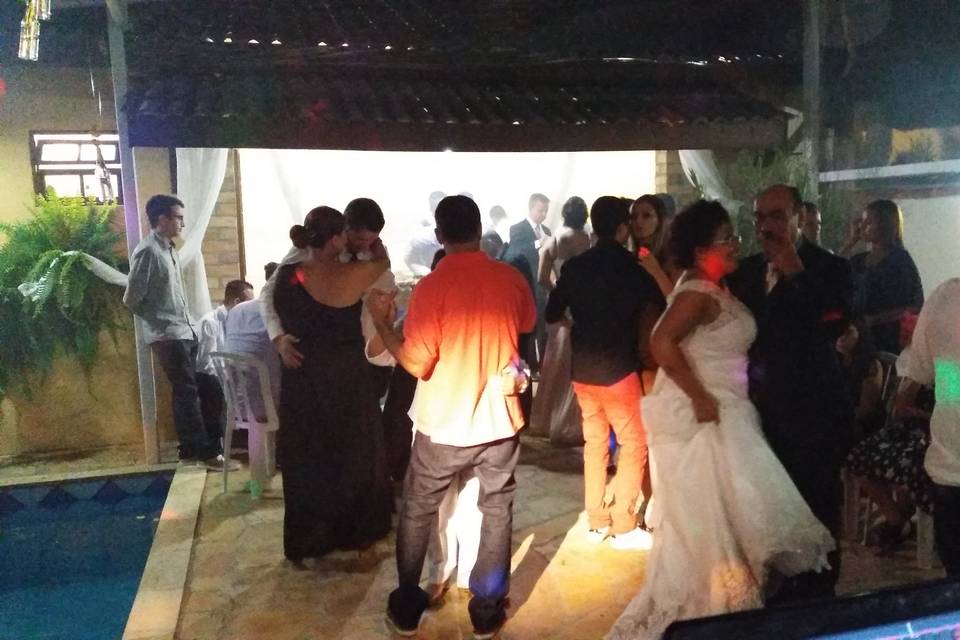 Casamento na beira da piscina