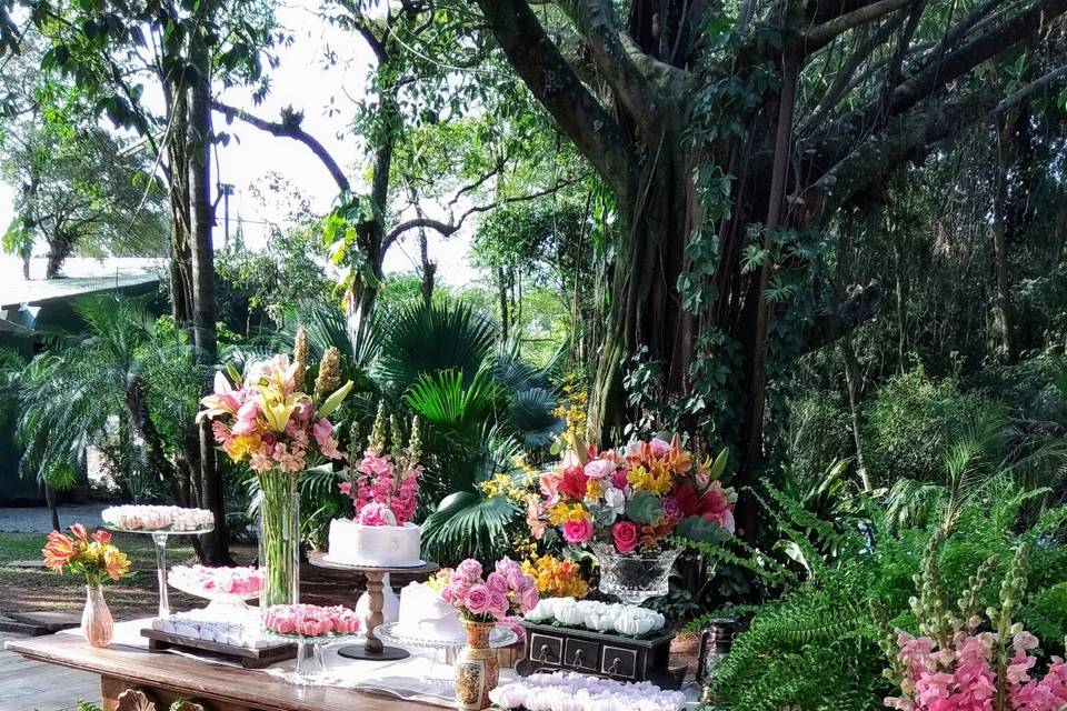 Mesa Bolo, doces e flores