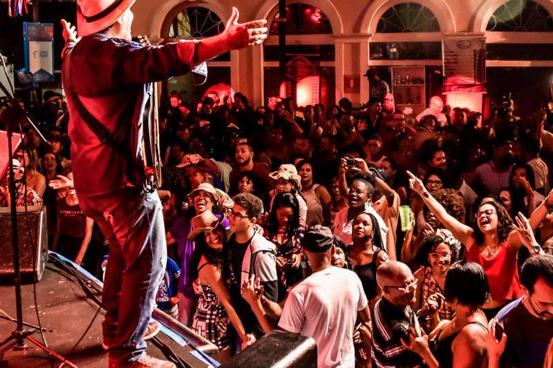 Grandes sucessos do axé em geral, transformando eventos em verdadeira