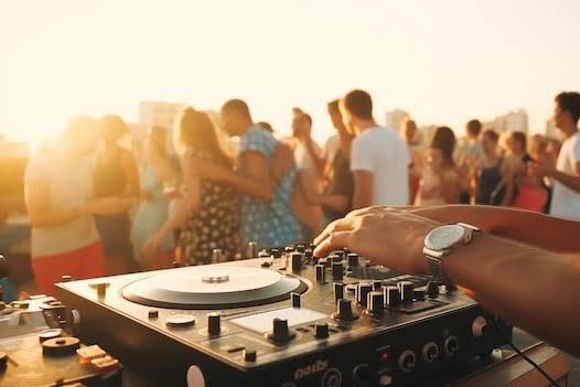 Festa no pôr do sol