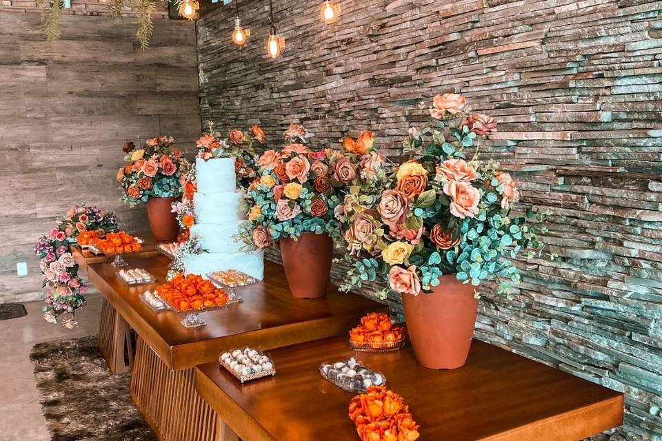Mesa do bolo com flores artifi