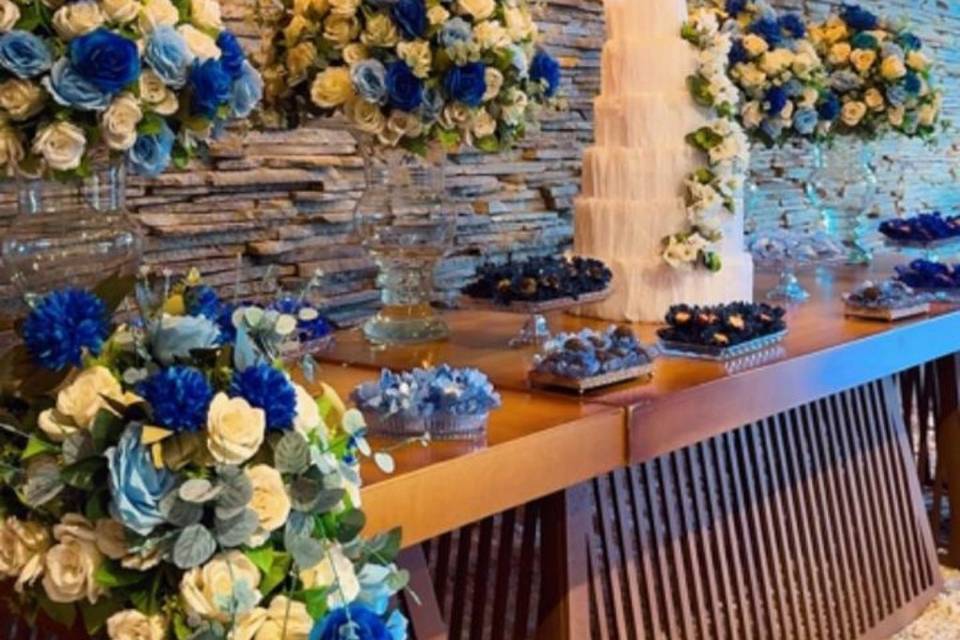 Mesa do bolo com flores perman