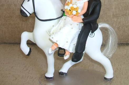 Noiva e noivo a cavalo