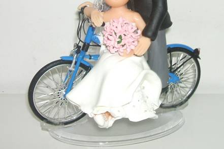 Noiva e noivo em bisicleta
