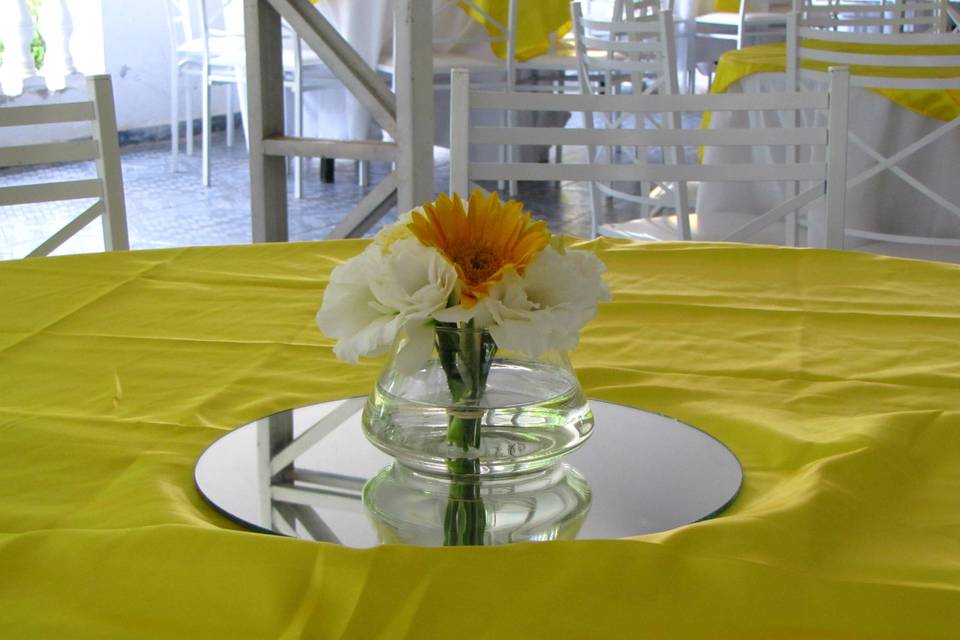 Mesa de convidado com motivo floral