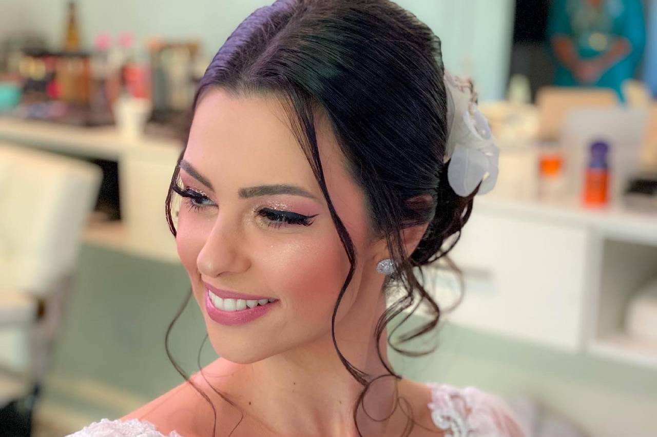 Tatiane Ribeiro Maquiagem e Penteado - Consulte disponibilidade e preços