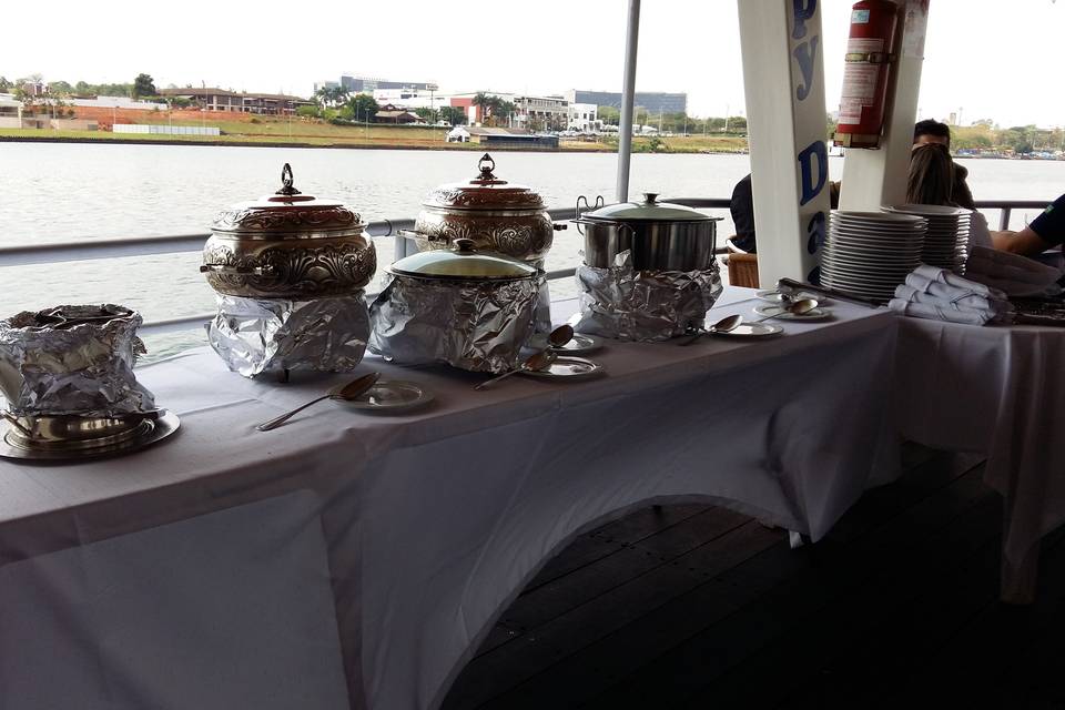 Almoço navegando no lago paran