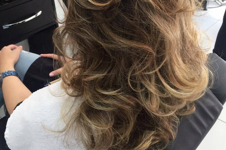 Leona's Studio Hair
