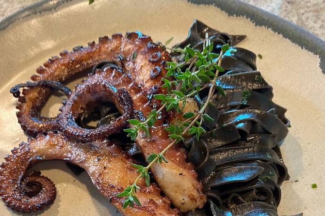 Pasta al nero com polvo