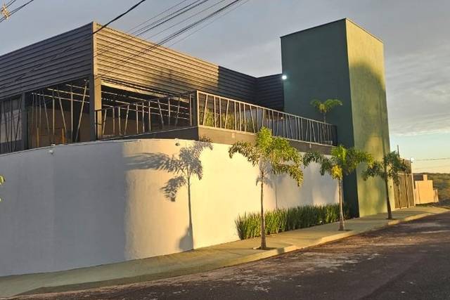 Fachada moderna e imponente.