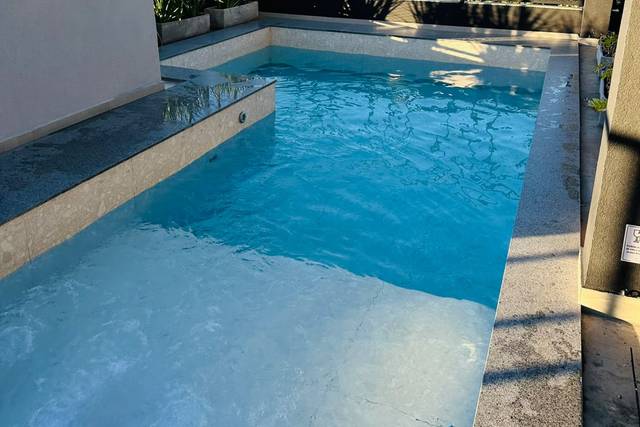 Área de lazer com piscina