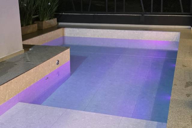 Piscina com iluminação em LED.