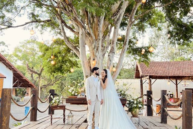 Noivos e mesa de bolo