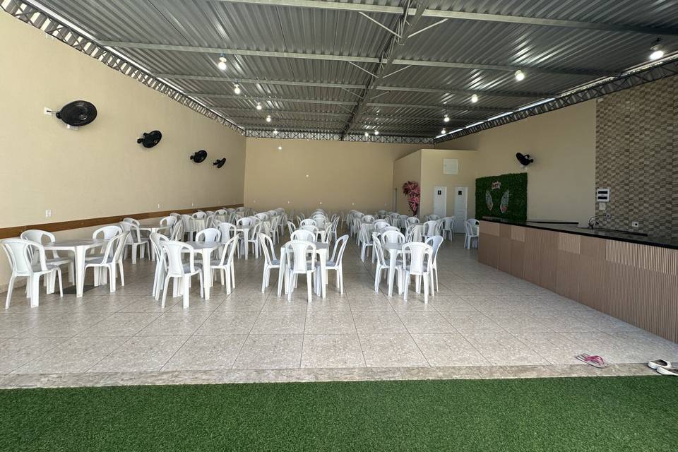Salão com 25 jogos de mesa