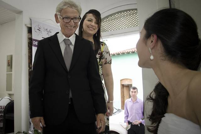 Pai vendo filha vestida noiva