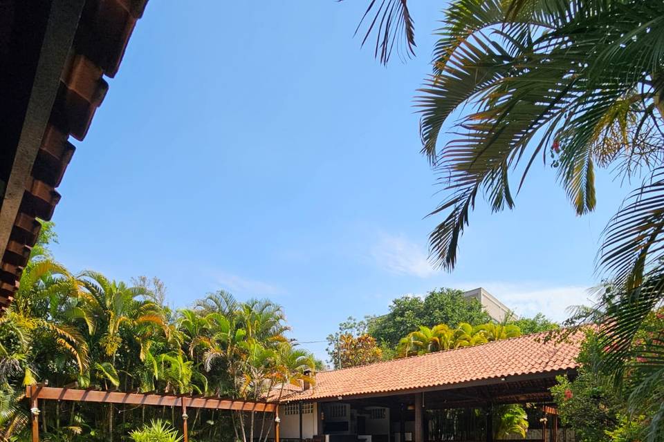 Área da piscina. Salão ao fund