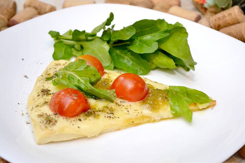 Pizza de pesto com rucula