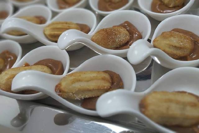 Mine churros com doce de leite