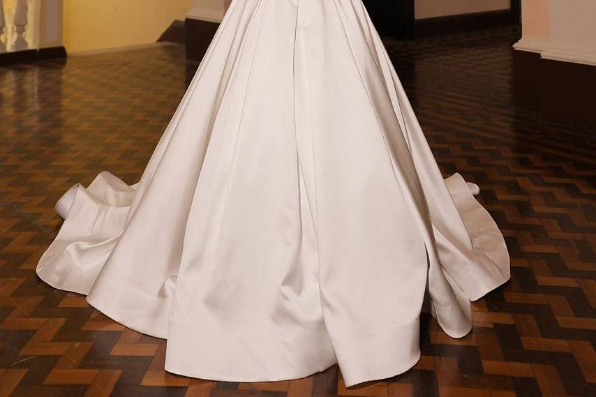 Vestido de noiva com decote qu