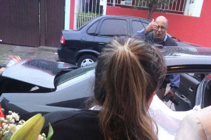 Ajudando a noiva entrar no car