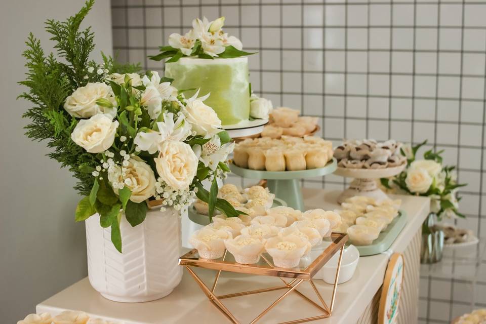 Mesa com bolo real e doces fin