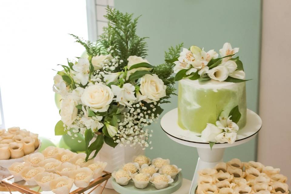 Doces finos e bolo decorado