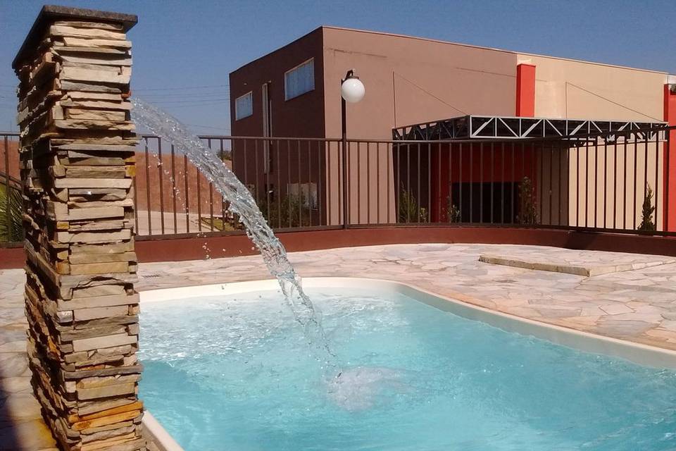 Piscina com cascata