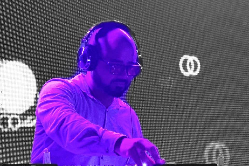 DJ