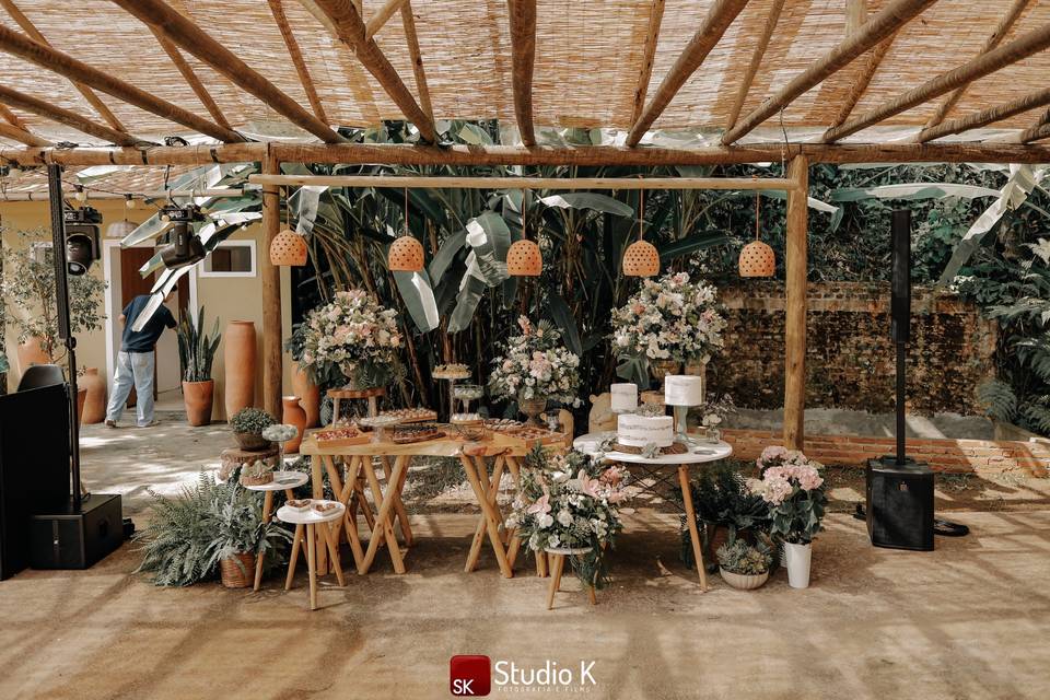 Mesa do bolo em preparo