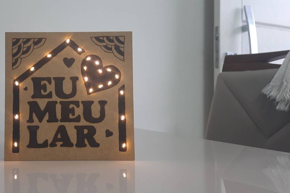 Quadro em pirografia e LED.