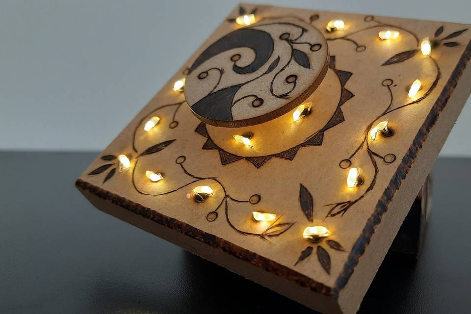 Caixa em pirografia e LED.