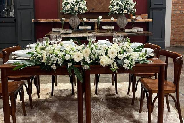 Mesa principal e mesa de doces