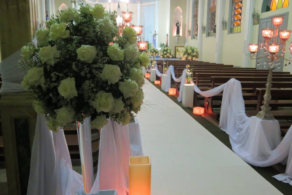 Igreja com rosas brancas