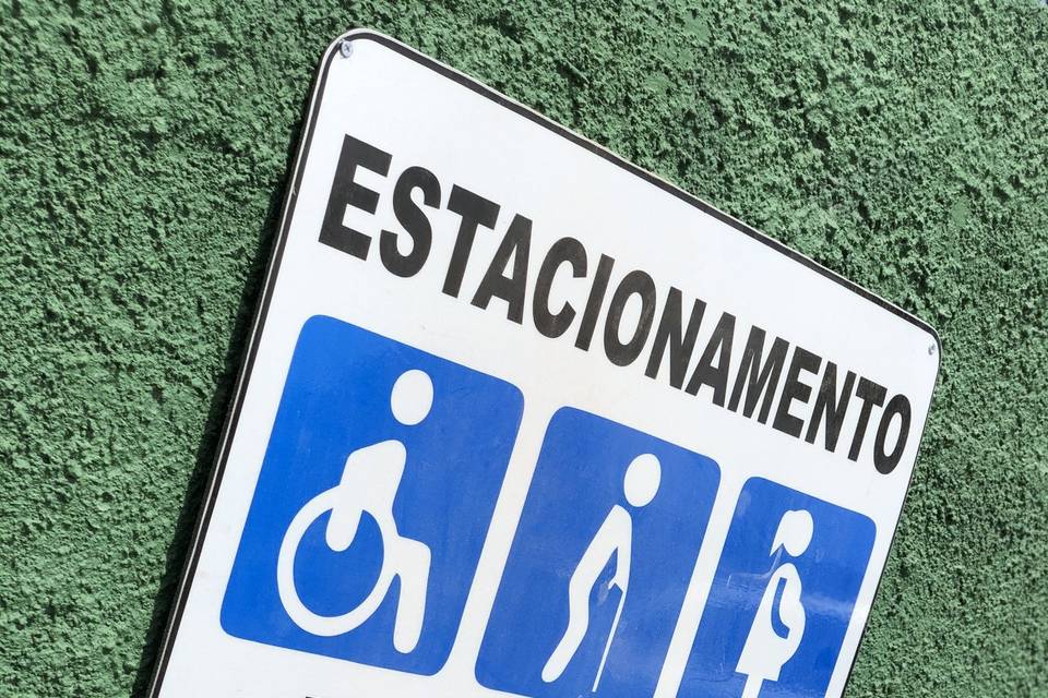 Amplo estacionamento externo.