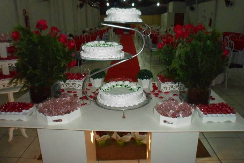 Mesa de doces e bolos